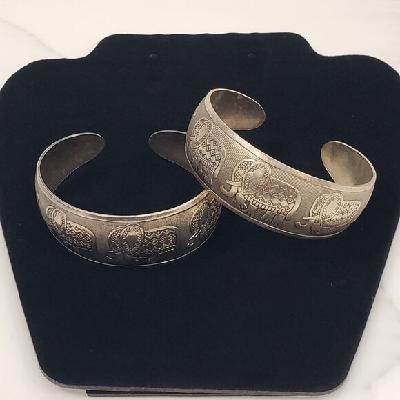 Set of 2 Vintage Elephant Cuff Bangle Bracelets Etched Engraved Boho Silver Tone - Picture 3 of 11